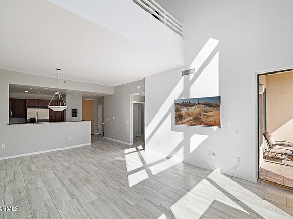 5th image of 17 W Vernon Ave Unit 619