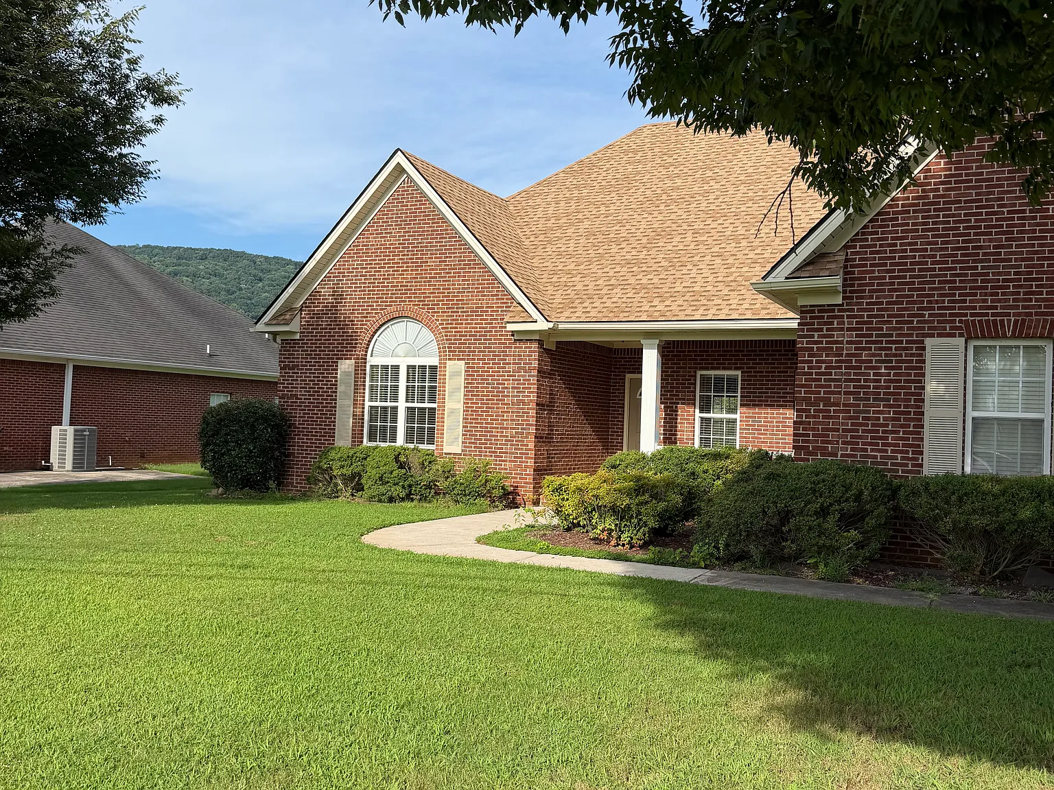 4 bed, 2422 sqft, $1,995 — Photo 2
