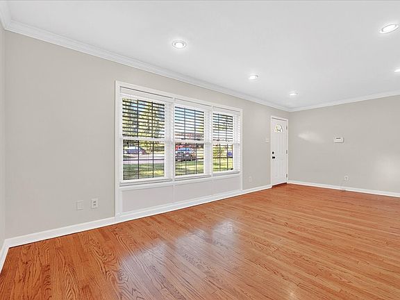 5th image of 2234 Helen Ave