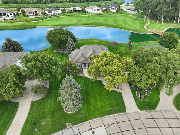 3rd image of 822 E Saint Andrews Cir