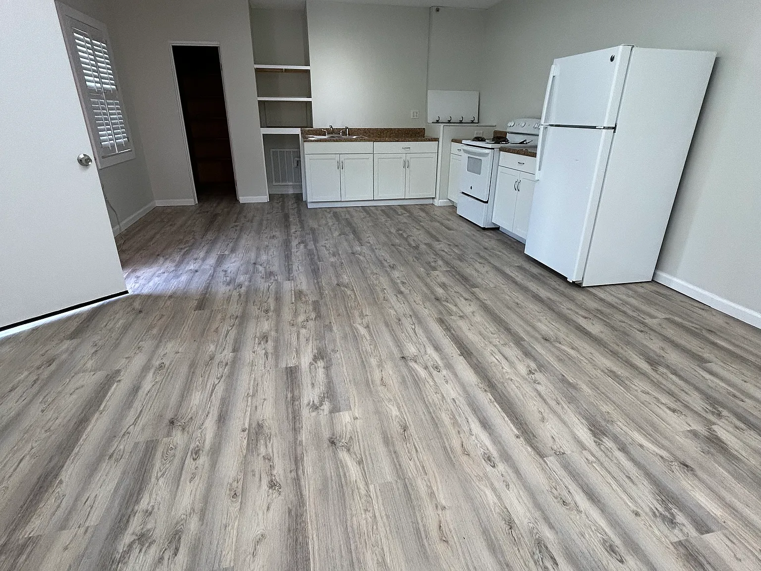 Studio, 700 sqft, $1,800 — Photo 3