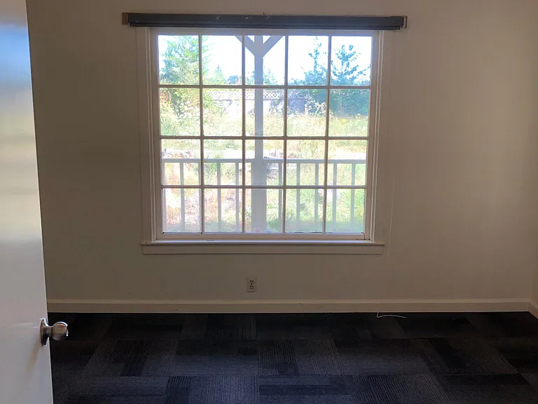 909 SE Edwards Dr — Photo 5