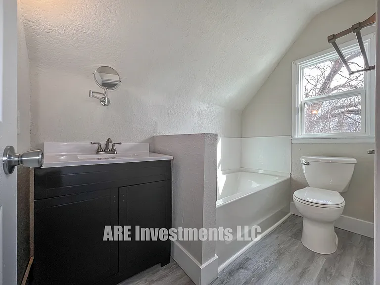 949 28th St — Photo 7