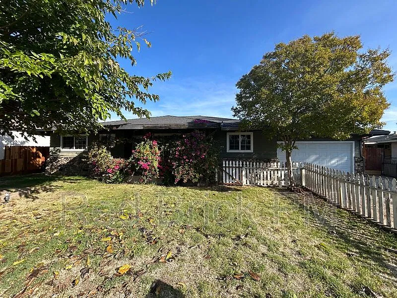3 bed, 2.0 bath, 1449 sqft, $1,795 — Photo 1