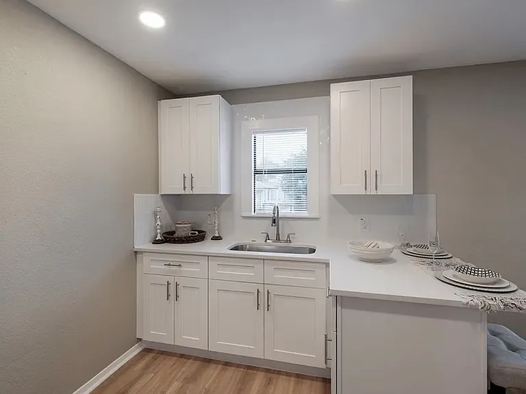 858 Harriman Pl — Photo 8