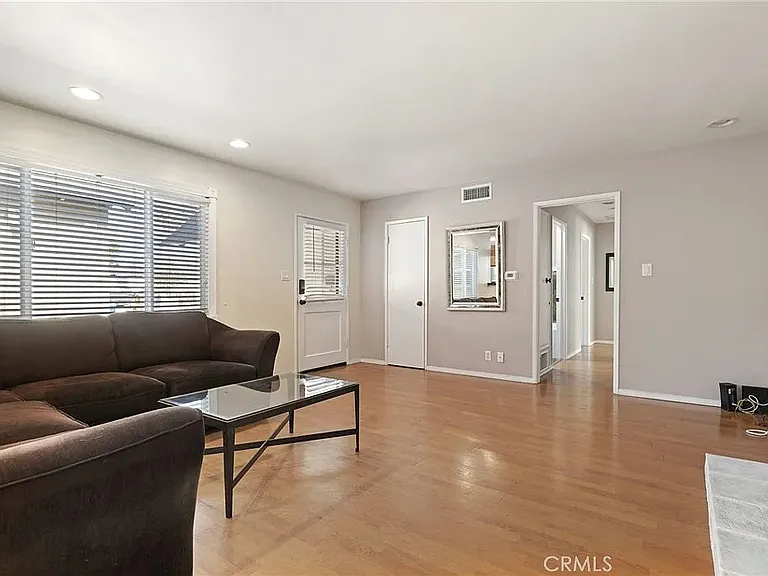 124 Hastings Ave — Photo 2