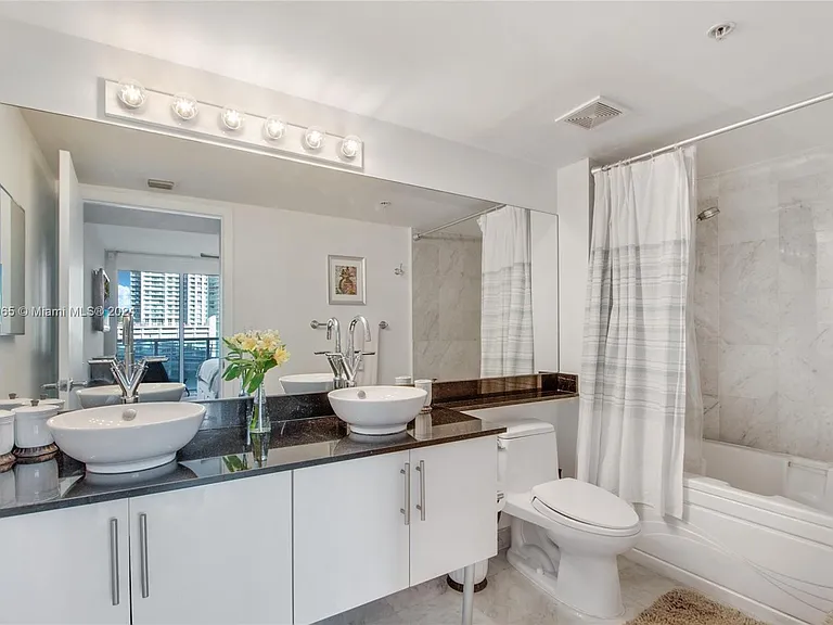 31 SE 5th St #801 — Photo 10