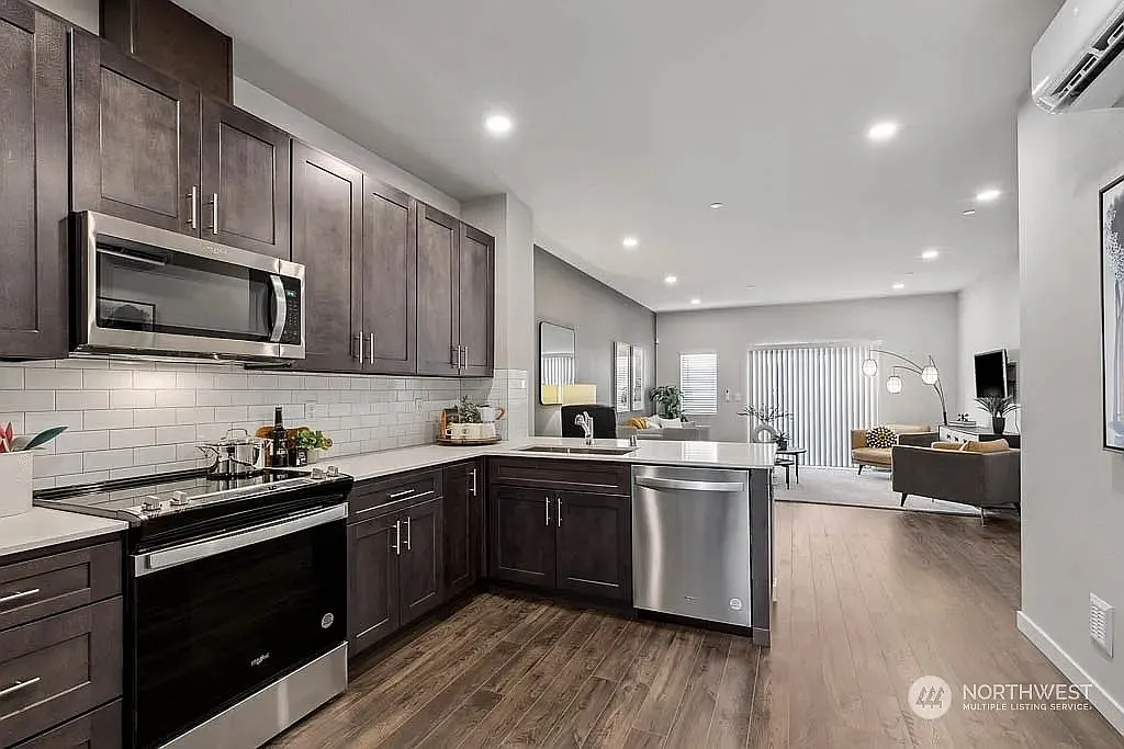 3 bed, 1573 sqft, $3,295 — Photo 4