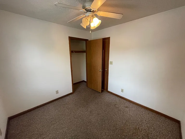 Leslie Manor Apartments — Photo 12
