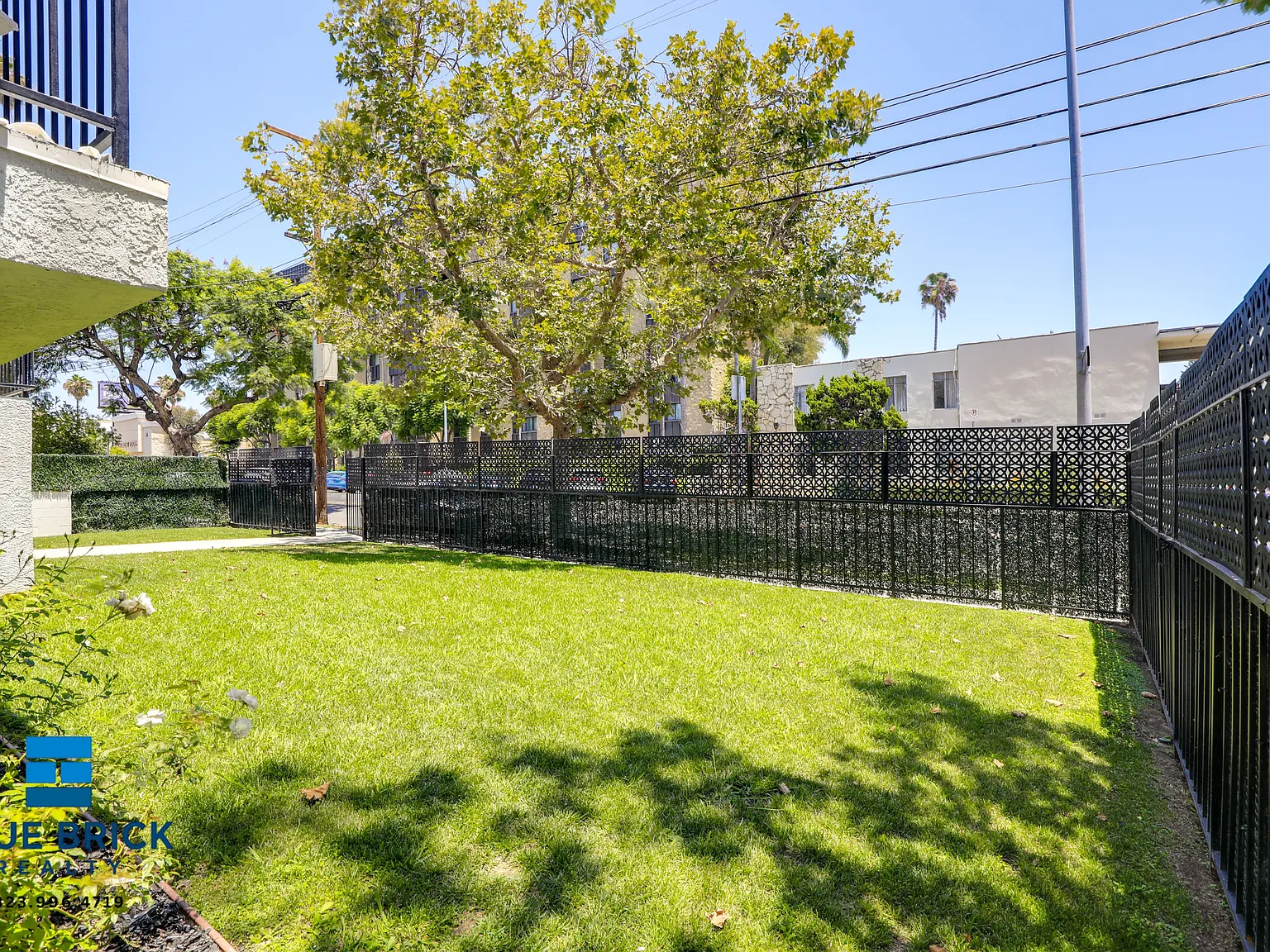 Beautiful 2BR ADU Residence with Private Front Lawn in Prime Location — Photo 3