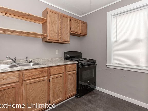 3rd image of 739 W 1st St