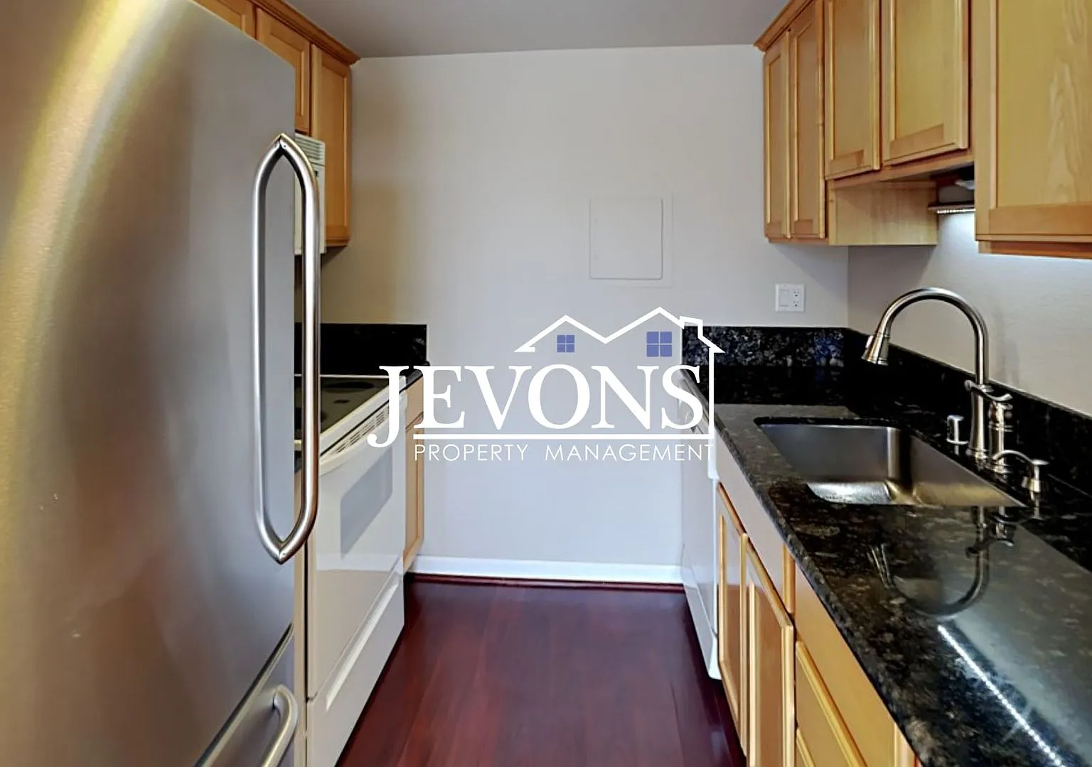 Charming top-floor condo with fully equipped kitchen - Water, sewer, and garbage included! — Photo 3