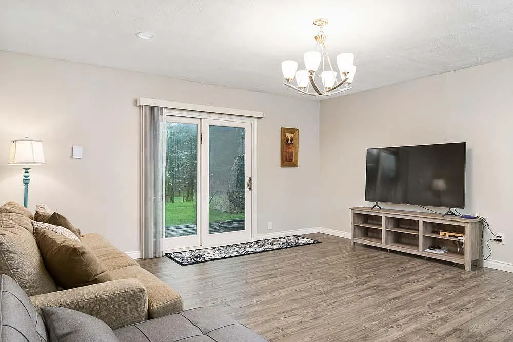 3 bed, 1.5 bath, 1300 sqft, $3,000 — Photo 2