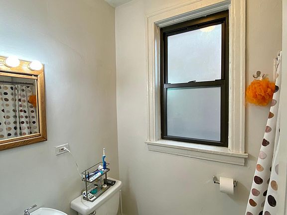 5th image of 2211 W Montrose Ave