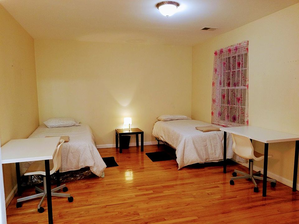 MASTER BEDROOM ONLY 1 SPOT AVAILABLE SHARED WITH 1 FEMALE ROOMMATE