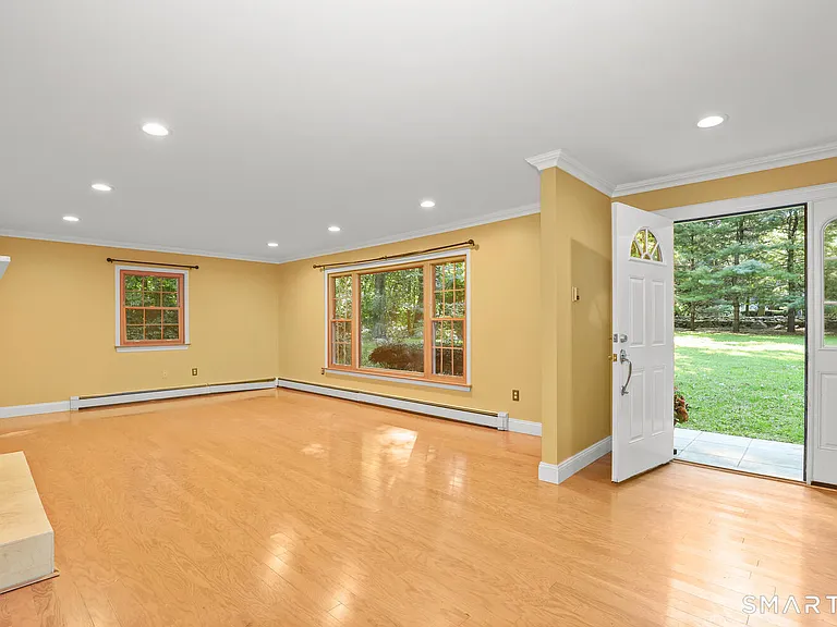 122 Deforest Rd — Photo 7