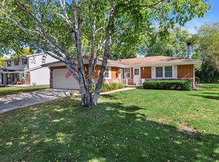 1813 Dixie Dr, Waukesha, WI 53189