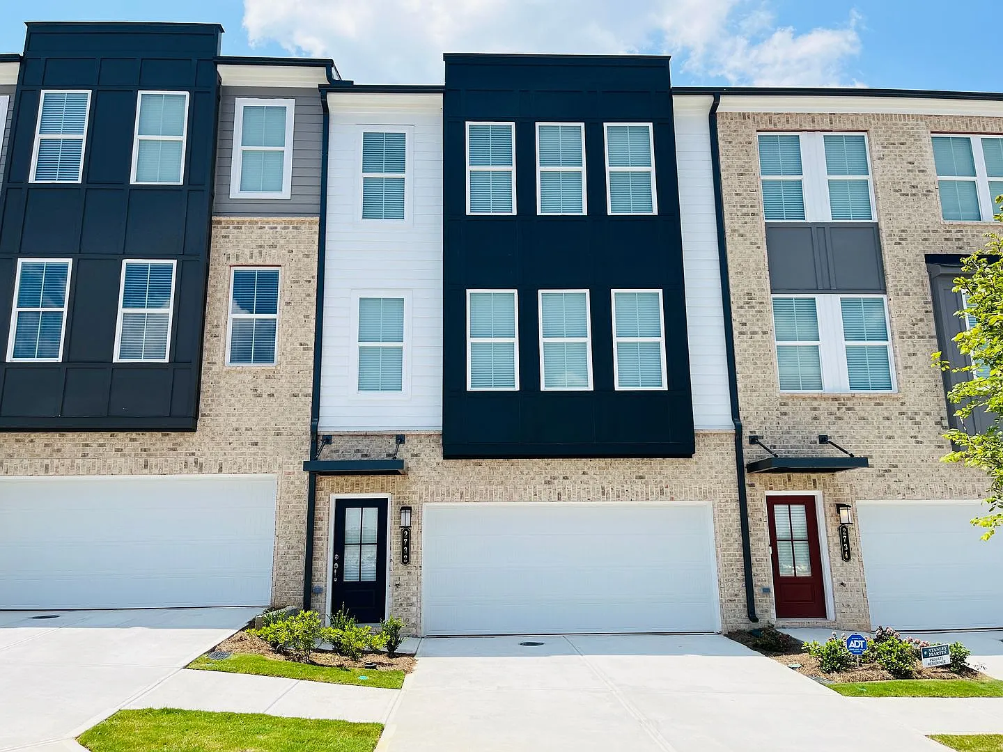 Like New Townhome Located In Westside Bend! Must See! — Photo 1