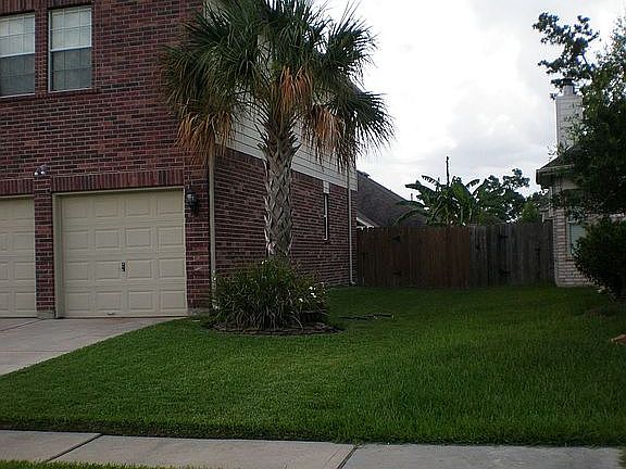 Side yard with fence that leads to back yard