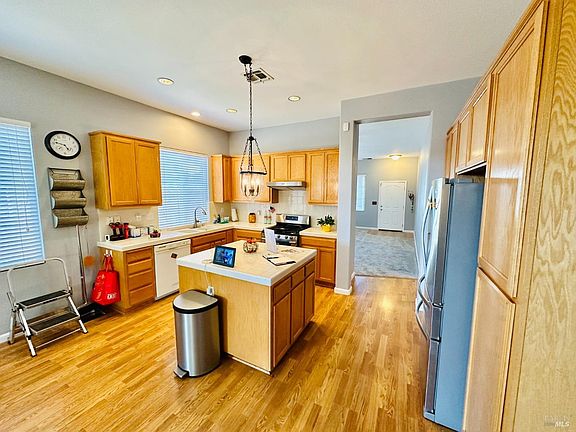 5th image of 220 Rennert Way