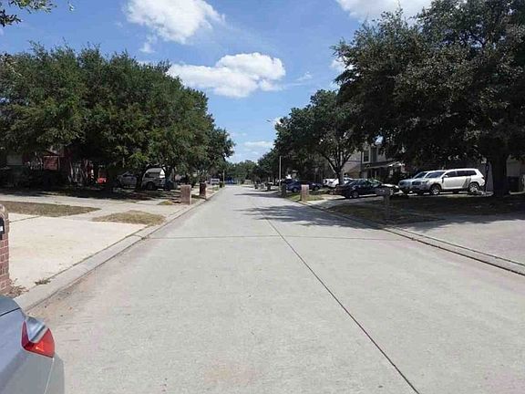 Exterior Neighborhood (street photo)