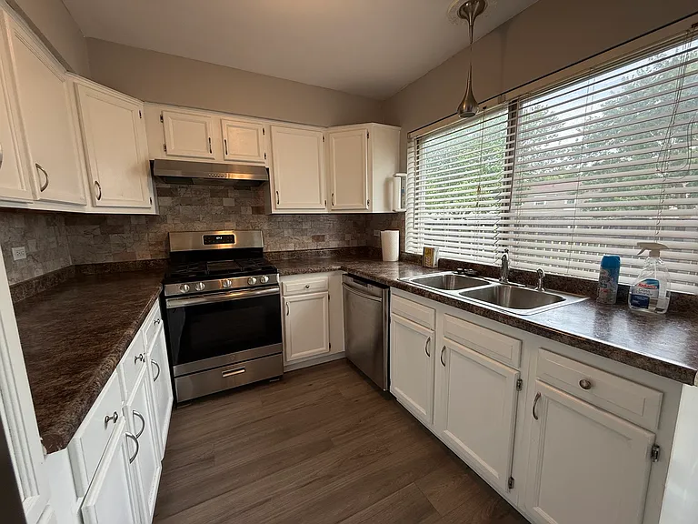 1927 Governors Ln — Photo 10
