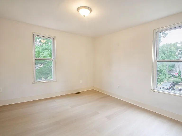 328 Franklin Ave — Photo 12