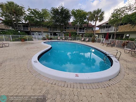 4th image of 860 SE 6th Ave APT 208
