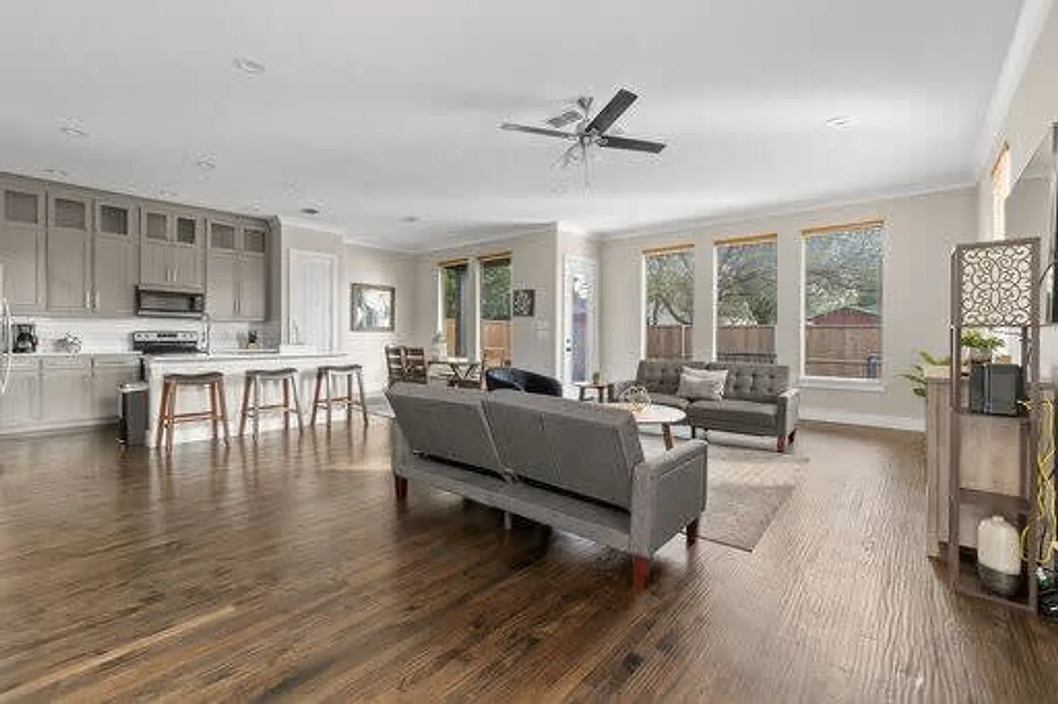 5 bed, 2.0 bath, 2292 sqft, $10,426 — Photo 3