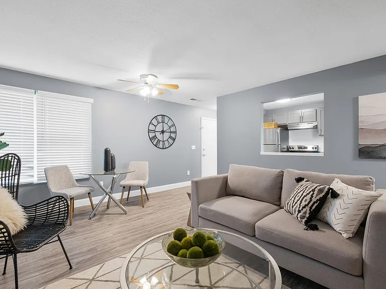 Kingswood Court Apartments and Townhomes — Photo 9