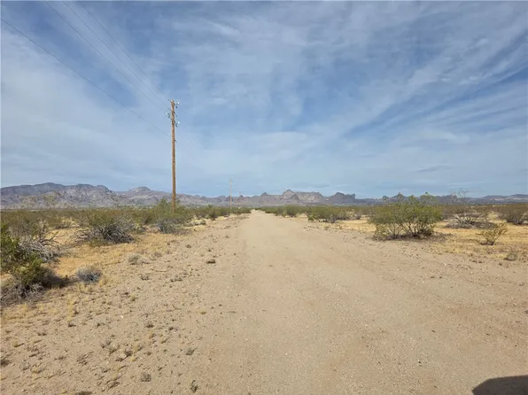 Hualapai Dr, Golden Valley, AZ 86413