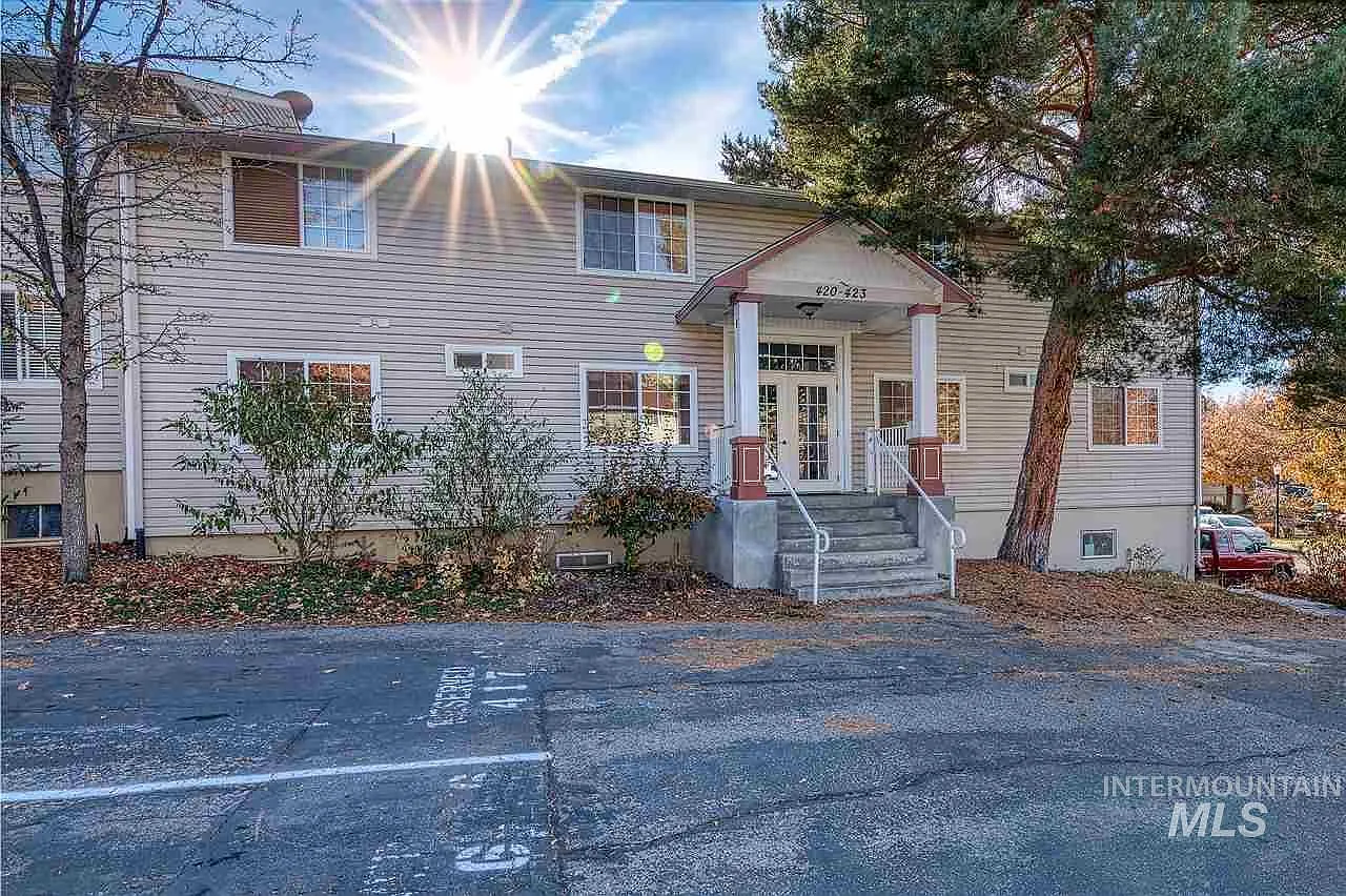 420 W Village Ln — Photo 3
