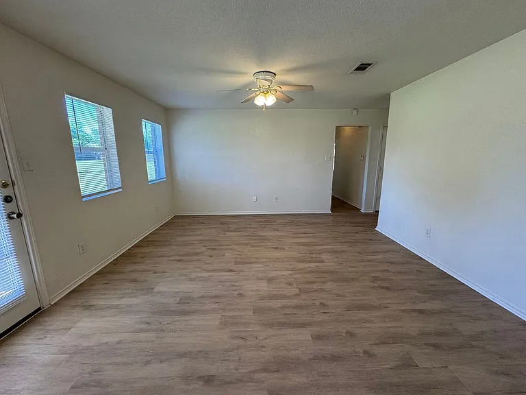 4600 Greyhound Dr — Photo 6