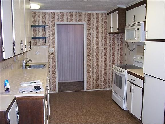 4th image of 586 Lewis Ave