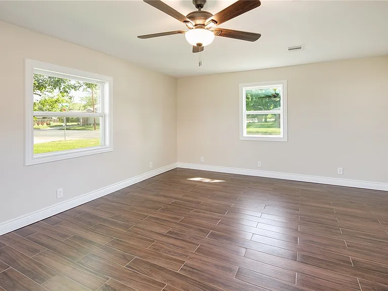 1302 Hackberry St — Photo 11