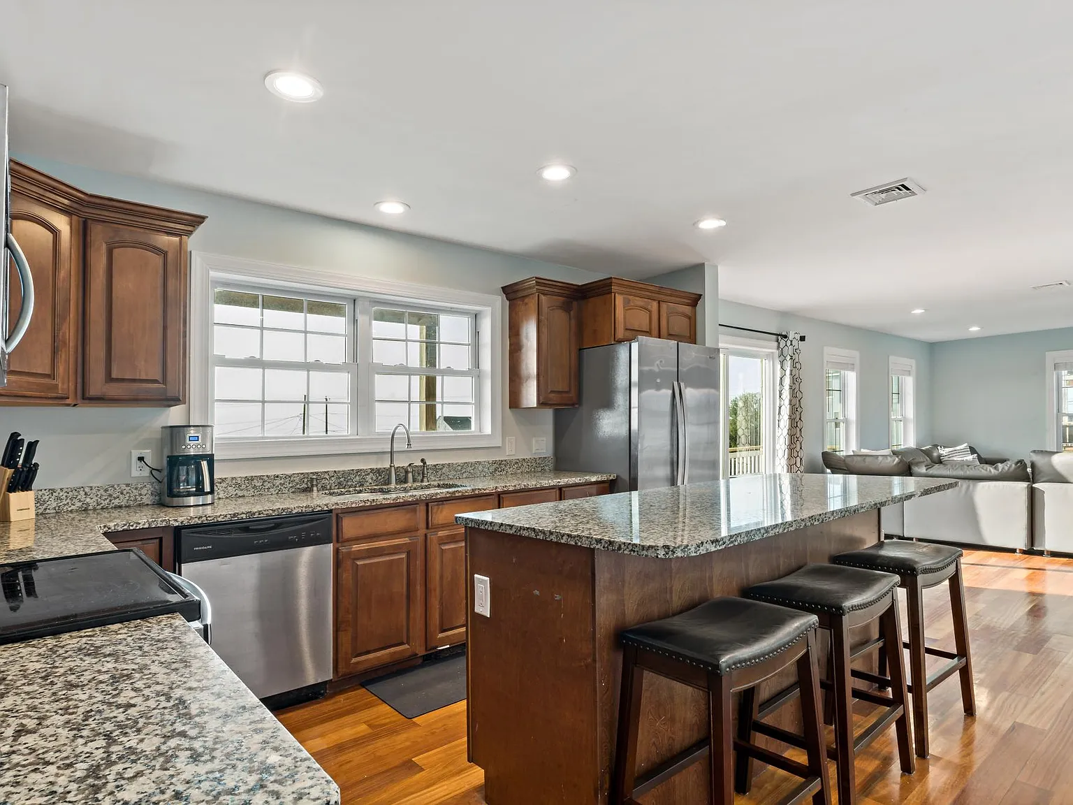5 bed, 3.5 bath, 3920 sqft, $6,825 — Photo 4