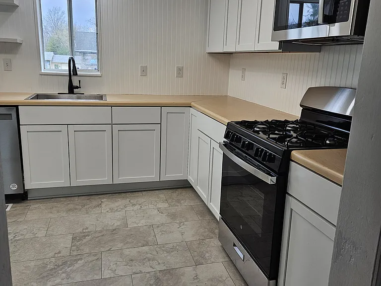 1552 Jefferson Ave — Photo 5