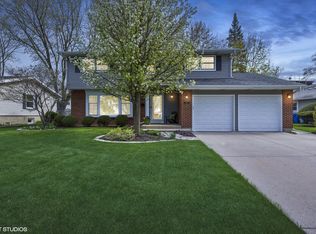 1107 E Greenwood Dr, Mount Prospect, IL