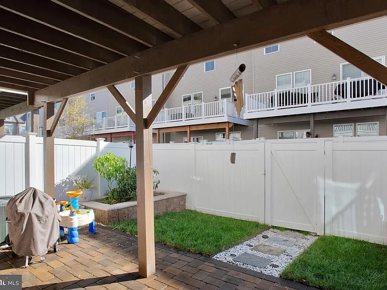 130 Capital Ct — Photo 34