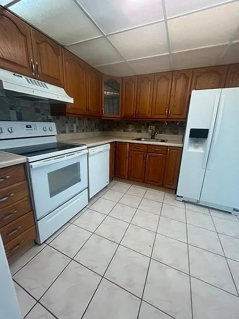 480 Executive Center Dr — Photo 3