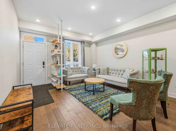 3 Elsie Ln #35, Toronto, ON M6P 0B8
