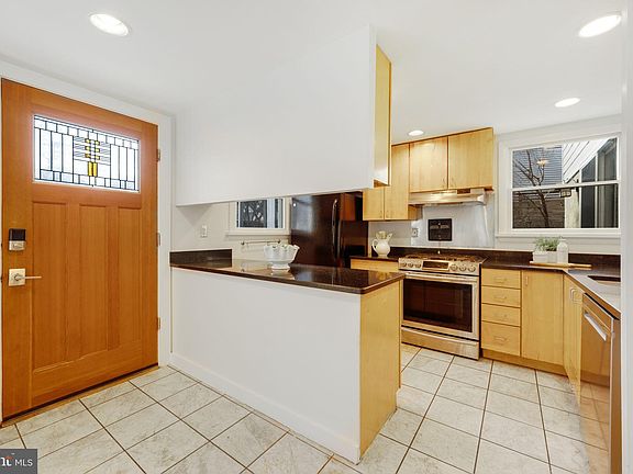 5th image of 7022 Jefferson Ave