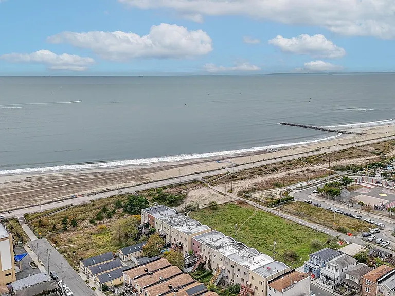 124 Beach 27 St — Photo 15