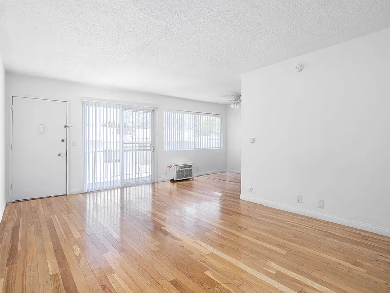725 N Hayworth Ave — Photo 8