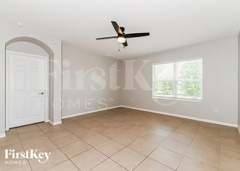 217 SE 27th St — Photo 3