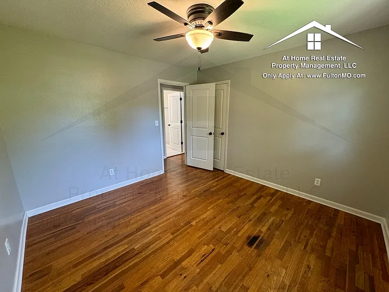 1304 Bradley Ln — Photo 13