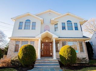 26 Slocum Ave, Port Washington, NY 11050