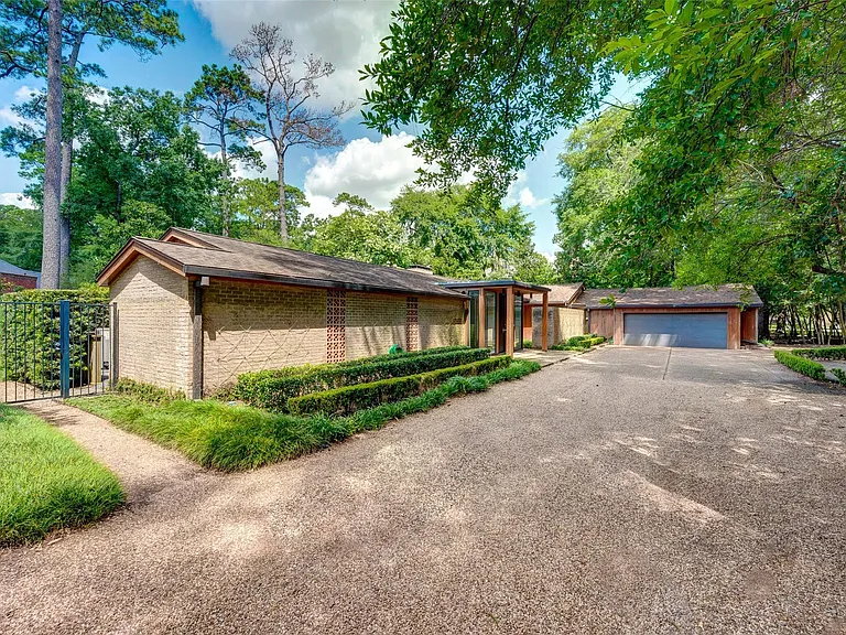 15 Saddlebrook Ln — Photo 2