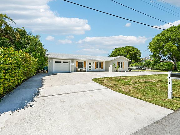3rd image of 1051 SW 25th Avenue
