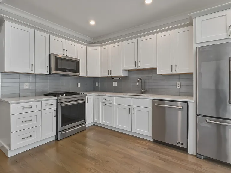 134 Chelsea St #1 — Photo 3